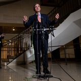 Senator Mark Warner während seiner Rede an einem Rednerpult