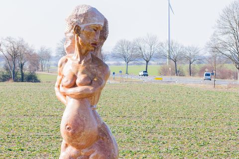 Die Statue "Mea Dea" des Bildhauers Dieter Homeyer steht an einem Feld an der Bundesstraße 494 in Niedersachsen