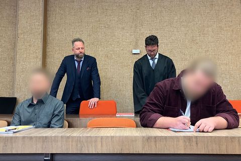 Die beiden Angeklagten schwiegen zunächst. Foto: Britta Schultejans/dpa