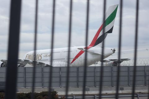 Ein Flugzeug von Emirates bleibt wegen des Irankriegs am Boden