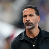 Rio Ferdinand betrachtet das Geschehen auf dem Fußballplatz mit kritischem Blick