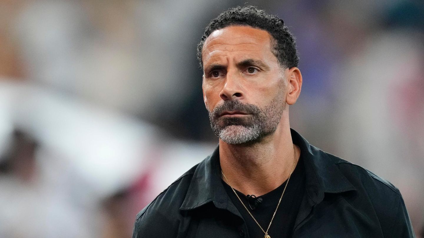Rio Ferdinand betrachtet das Geschehen auf dem Fußballplatz mit kritischem Blick