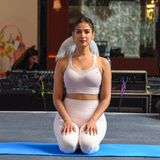 Bollywood-Schauspielerin Sonal Chauhan sitzt auf einer Yoga-Matte