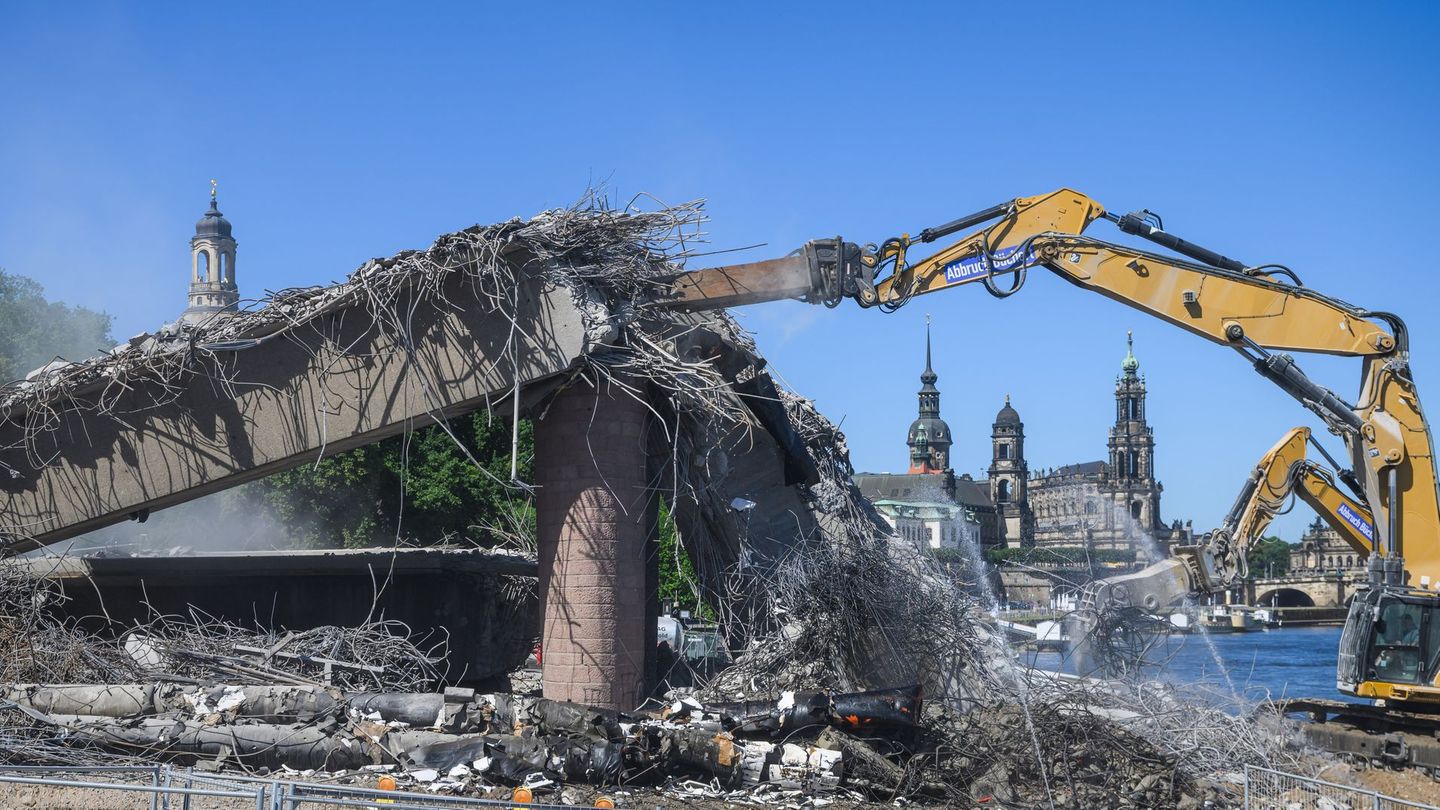 Der Abriss der teilweise eingestürzten Carolabrücke dauerte etwa ein Jahr. (Archivbild) Foto: Robert Michael/dpa