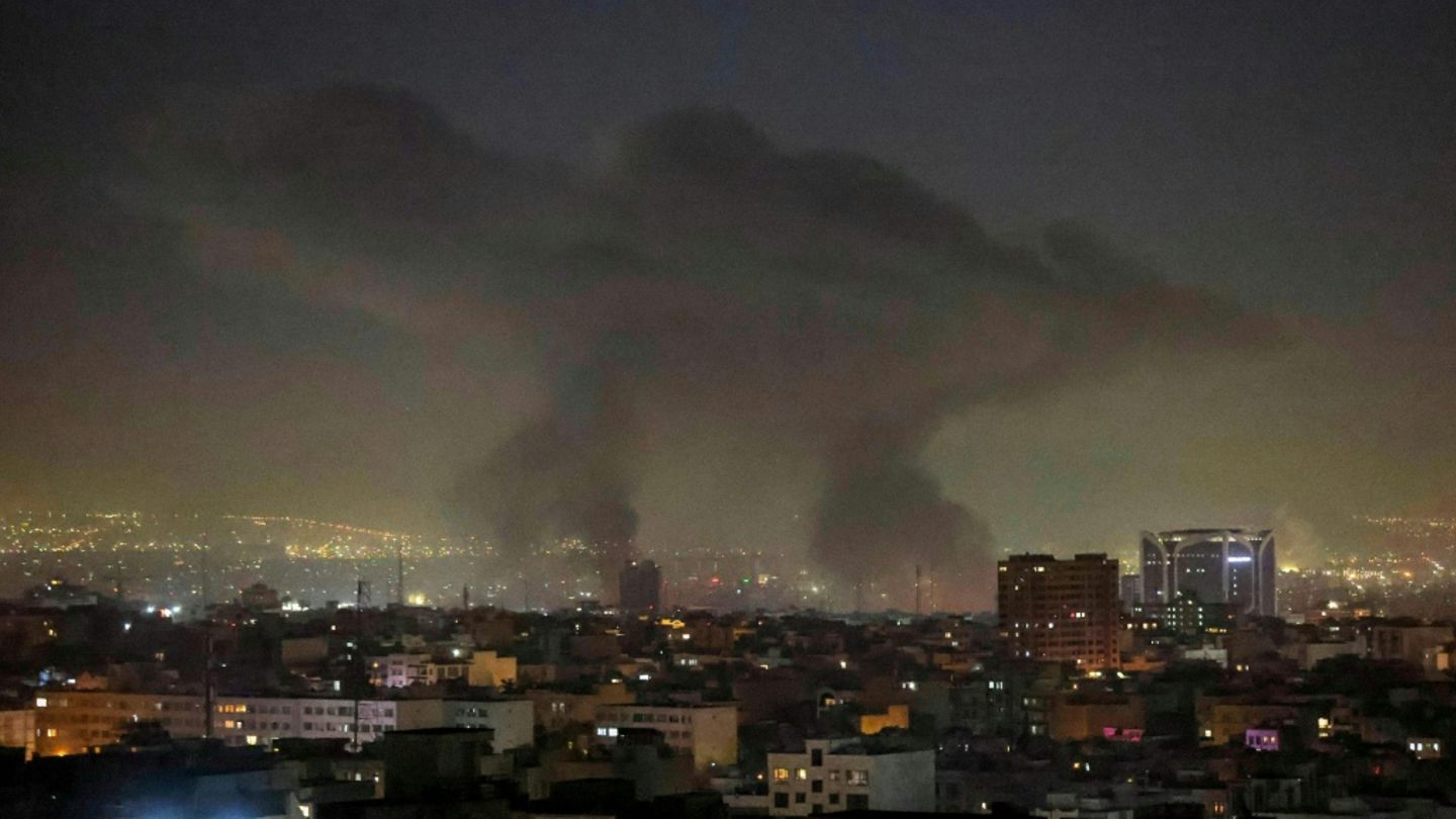Rauchwolken nach Explosionen in Teheran