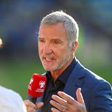 Graeme Souness gibt ein Interview und spricht dabei mit einem Journalisten, der ihm ein rotes Mikrofon entgegenhält