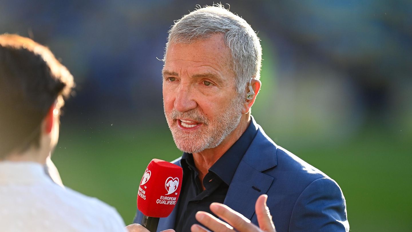 Graeme Souness gibt ein Interview und spricht dabei mit einem Journalisten, der ihm ein rotes Mikrofon entgegenhält