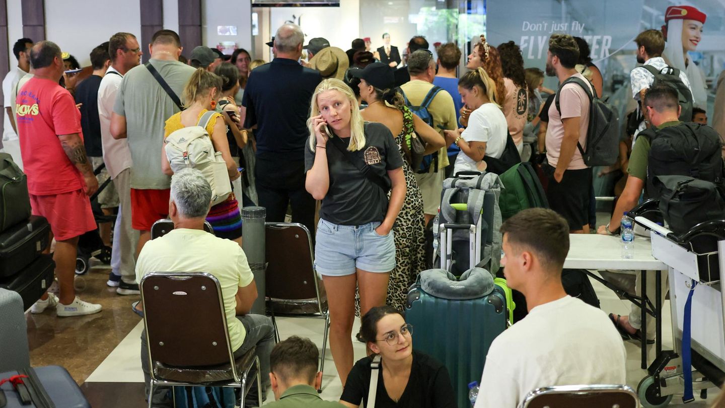 Wegen der andauernden Angriffe im Iran und in anderen Golfstaaten bleiben viele Flugzeuge am Boden – und an Flughäfen wie Dubai warten die Passagiere