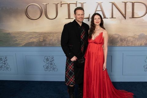 Sam Heughan und Caitriona Balfe feierten die Premiere der letzten Staffel von "Outlander" Arm in Arm.