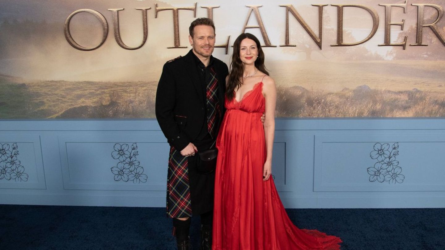 Sam Heughan und Caitriona Balfe feierten die Premiere der letzten Staffel von "Outlander" Arm in Arm.