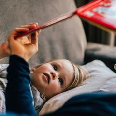 Mutter liest Kind vor Muttersprache