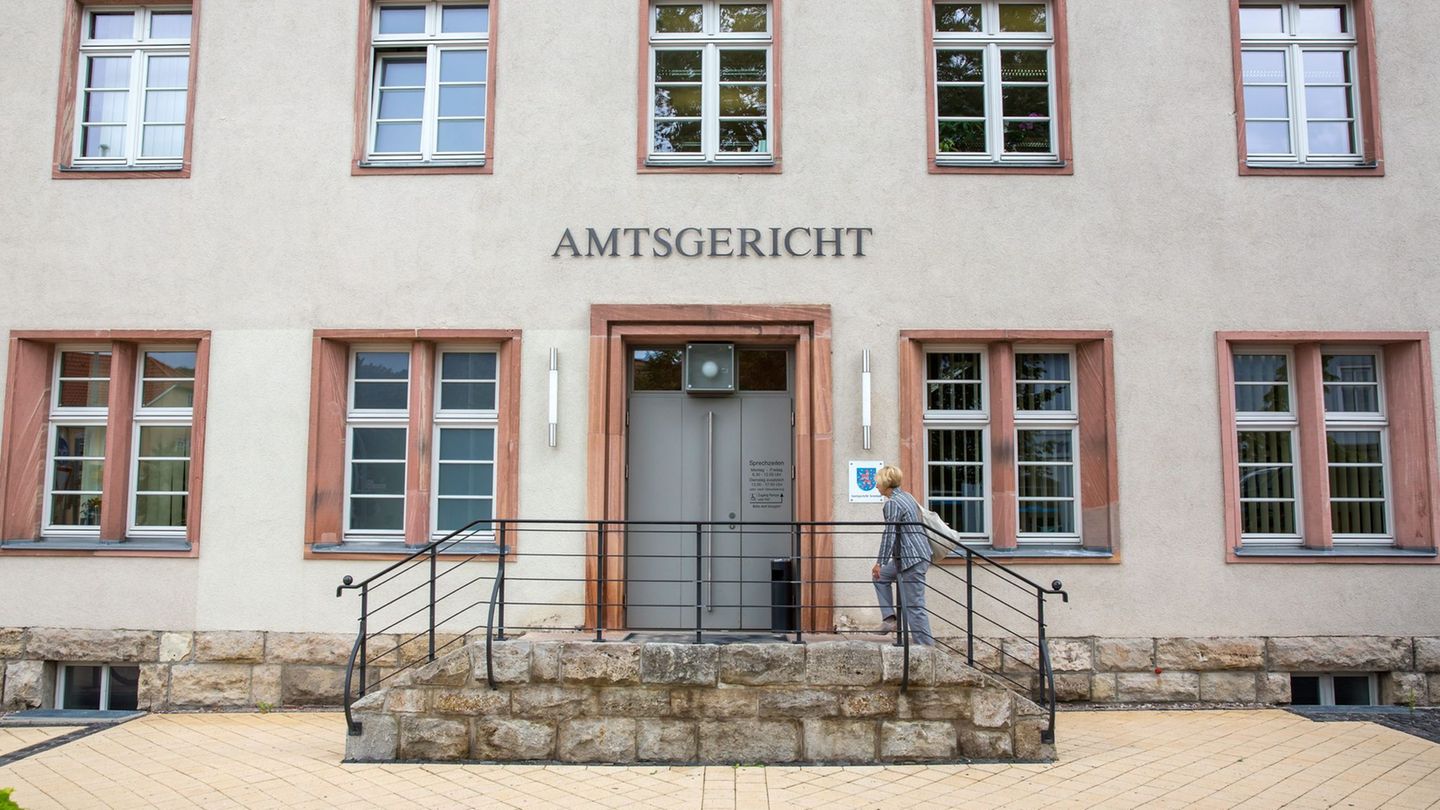 Zwei 22-Jährige sind wegen gefährlicher Körperverletzung in mehreren Fällen am Amtsgericht Arnstadt angeklagt: Einer von ihnen s