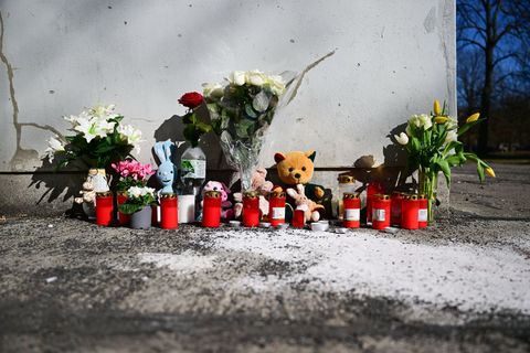 Blumen und Beileidsbekundungen liegen in Berlin-Marzahn an der Stelle, an der gestern ein Kind aus 15. Stock gestürzt ist. Foto: