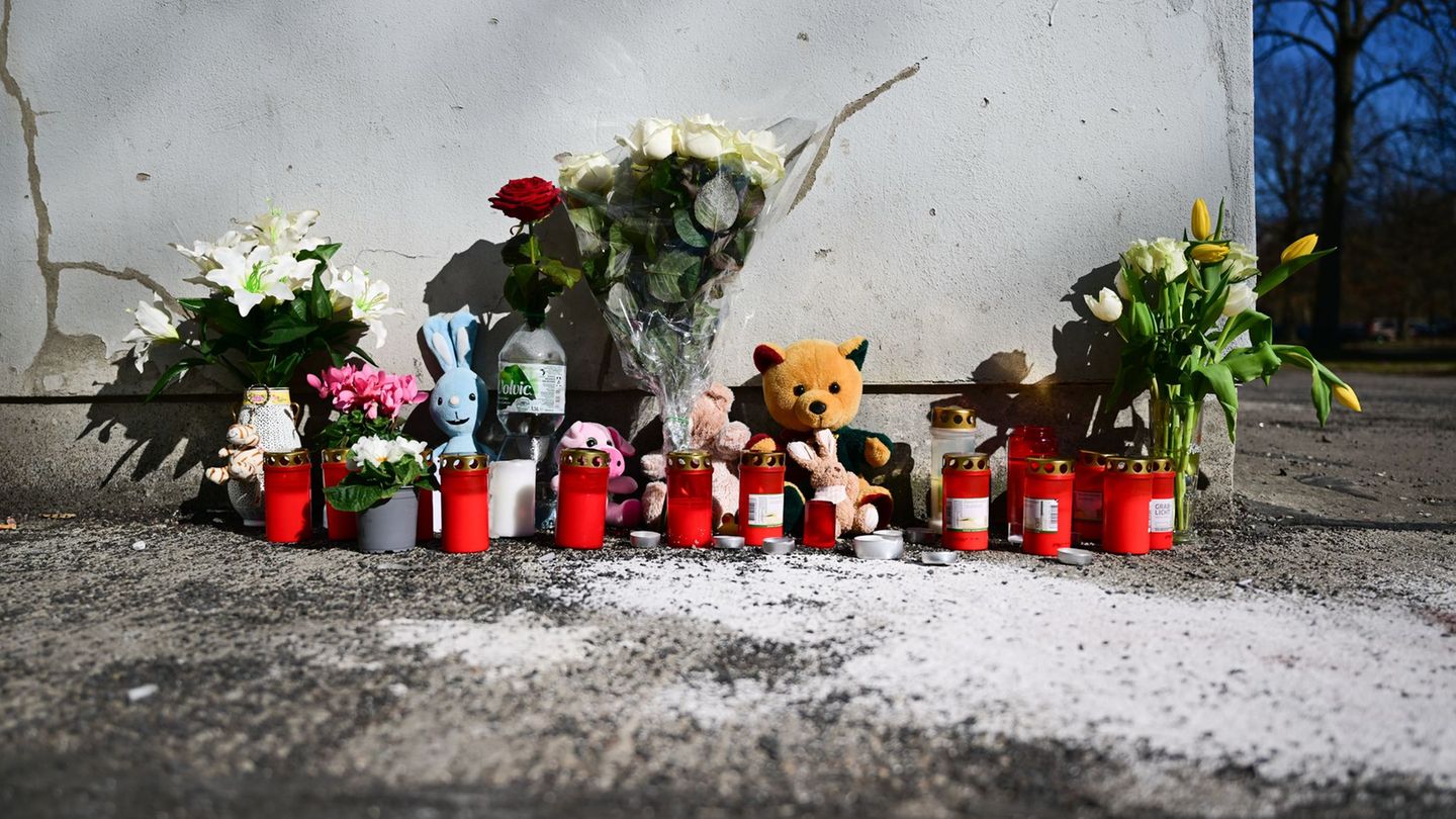 Blumen und Beileidsbekundungen liegen in Berlin-Marzahn an der Stelle, an der gestern ein Kind aus 15. Stock gestürzt ist. Foto:
