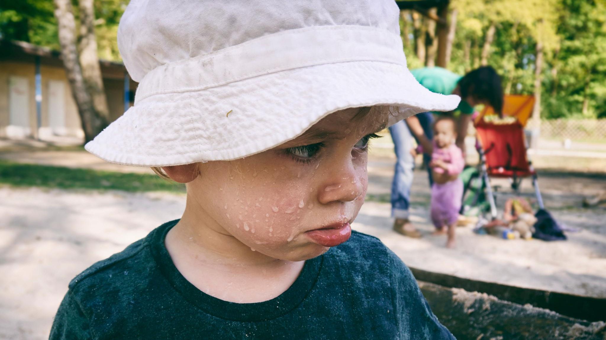 Ein Kind schaut traurig nach einem Streit drein