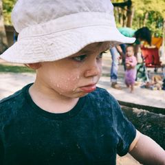 Ein Kind schaut traurig nach einem Streit drein