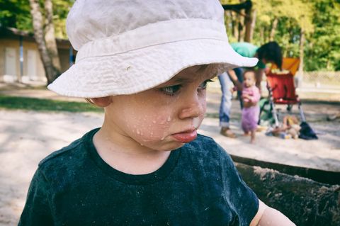 Ein Kind schaut traurig nach einem Streit drein