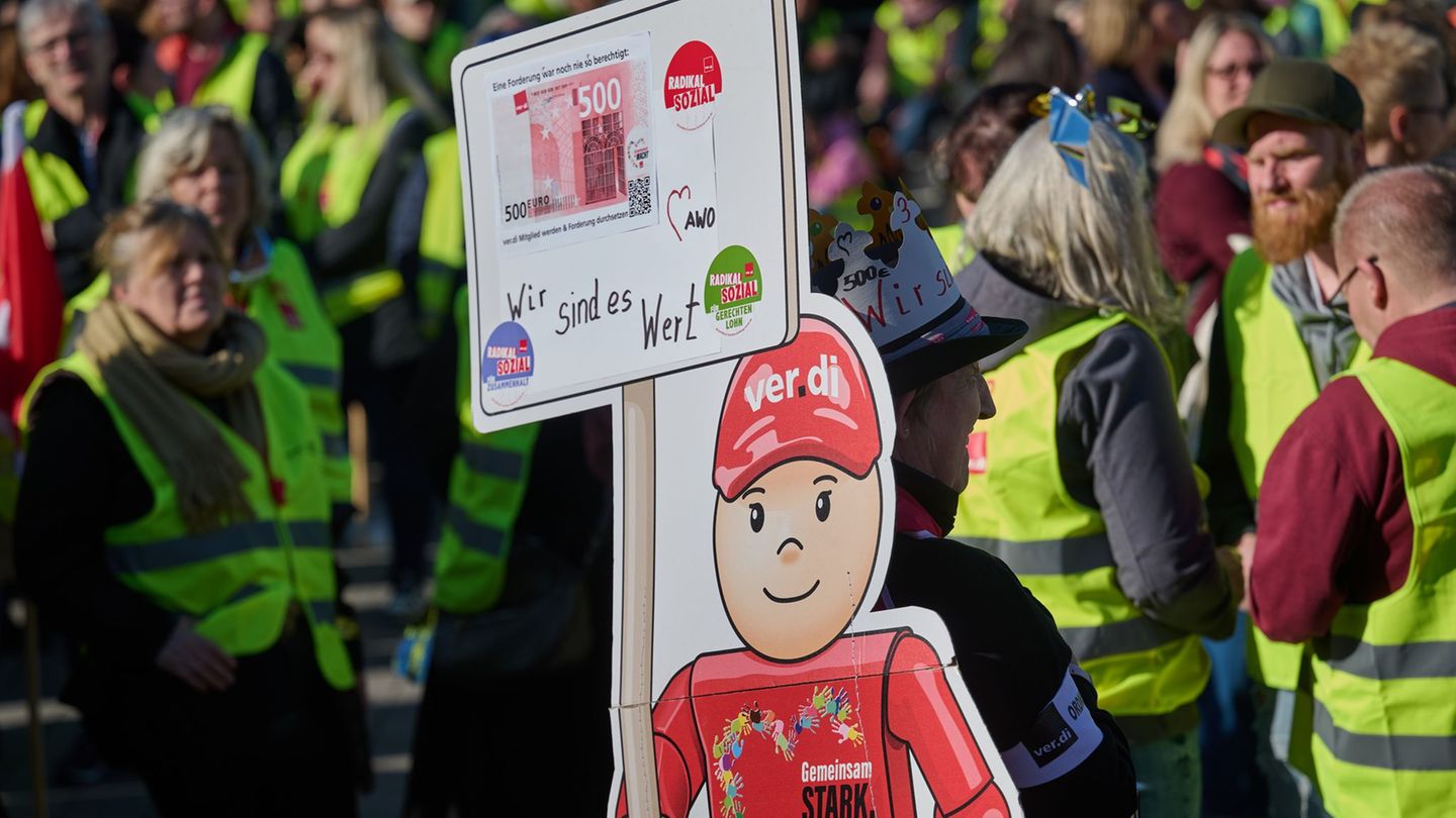 Rund 2.000 AWO-Beschäftigte nahmen laut Verdi an der Demonstration teil. Foto: Bernd Thissen/dpa