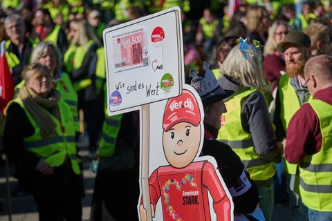Rund 2.000 AWO-Beschäftigte nahmen laut Verdi an der Demonstration teil. Foto: Bernd Thissen/dpa