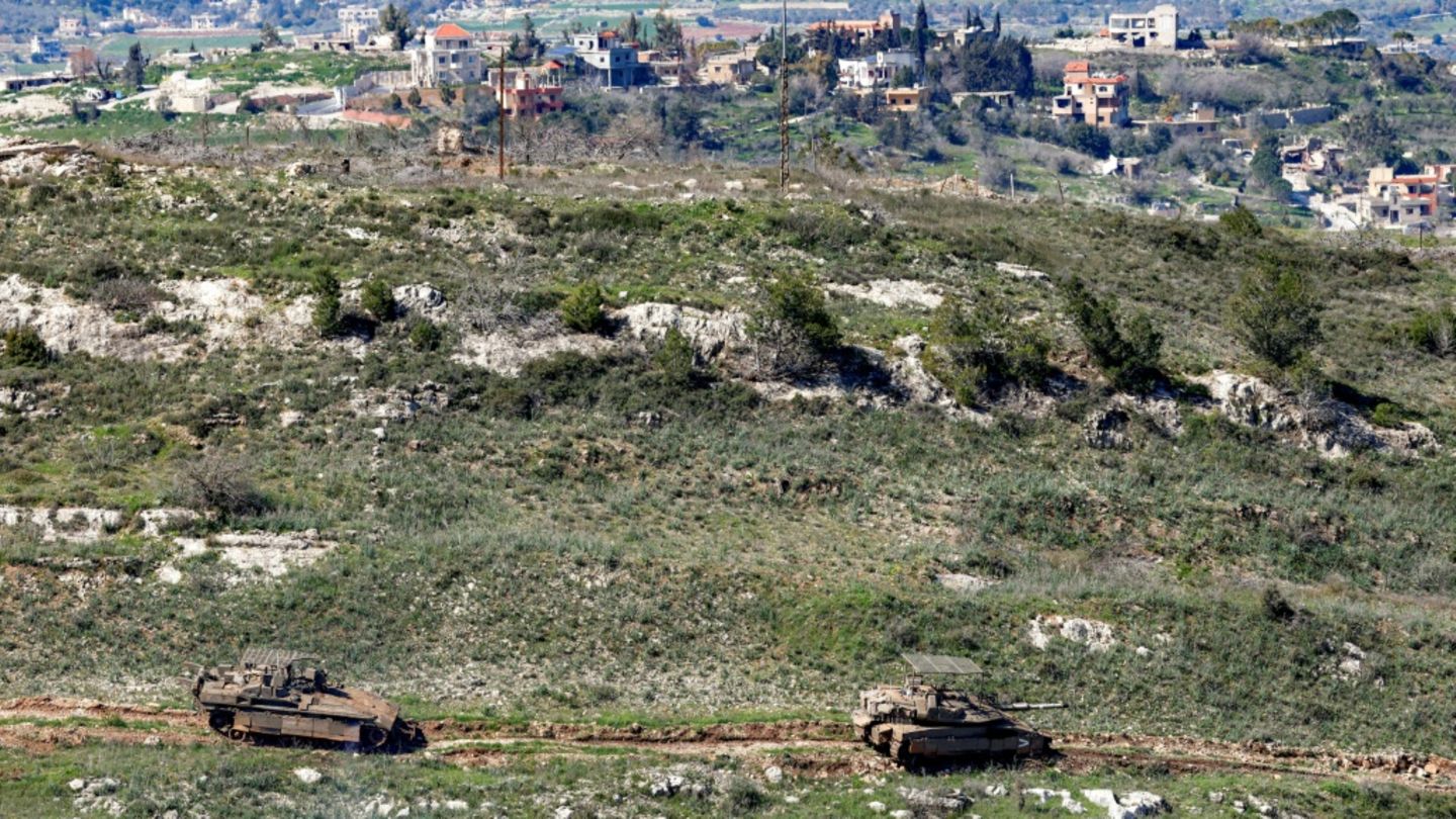 Israelische Panzerfahrzeuge an Grenze zum Libanon