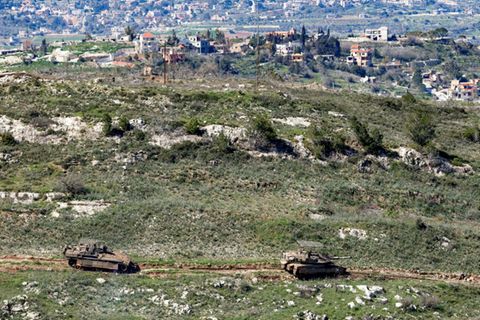 Israelische Panzerfahrzeuge an Grenze zum Libanon