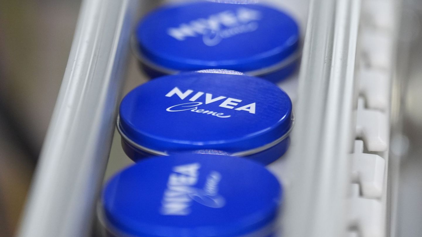 Der Umsatz der Beiersdorf-Kernmarke Nivea entwickelte sich 2025 unterdurchschnittlich. (Archivbild) Foto: Marcus Brandt/dpa