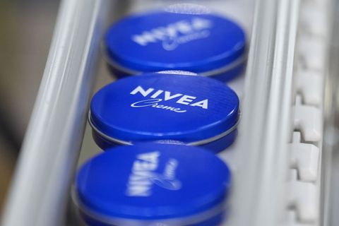 Der Umsatz der Beiersdorf-Kernmarke Nivea entwickelte sich 2025 unterdurchschnittlich. (Archivbild) Foto: Marcus Brandt/dpa