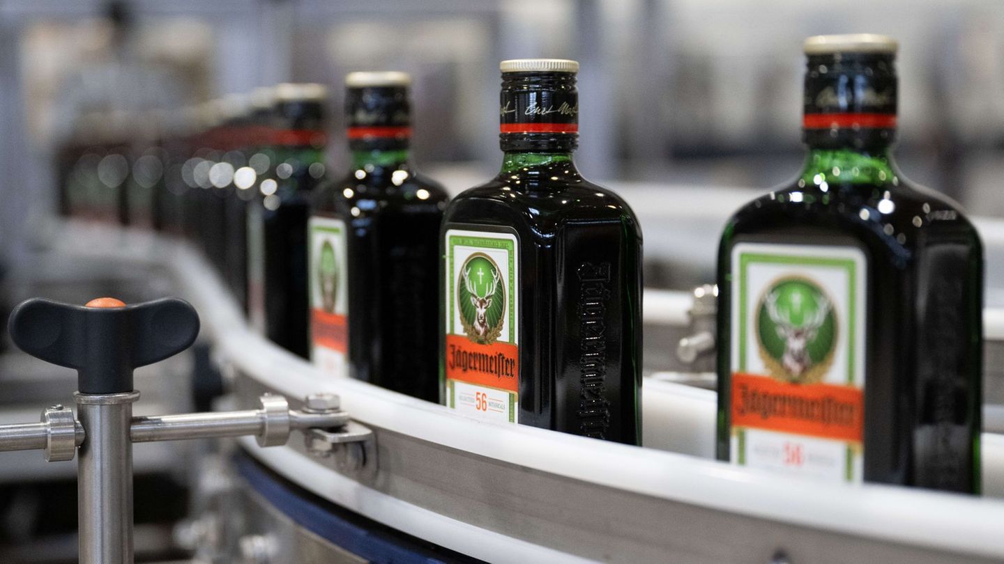Jägermeister trotzt dem schwachen Markt und verkauft deutlich mehr Flaschen seines Kräuterlikörs. (Archivbild) Foto: Sebastian K
