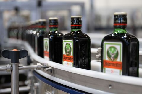 Jägermeister trotzt dem schwachen Markt und verkauft deutlich mehr Flaschen seines Kräuterlikörs. (Archivbild) Foto: Sebastian K
