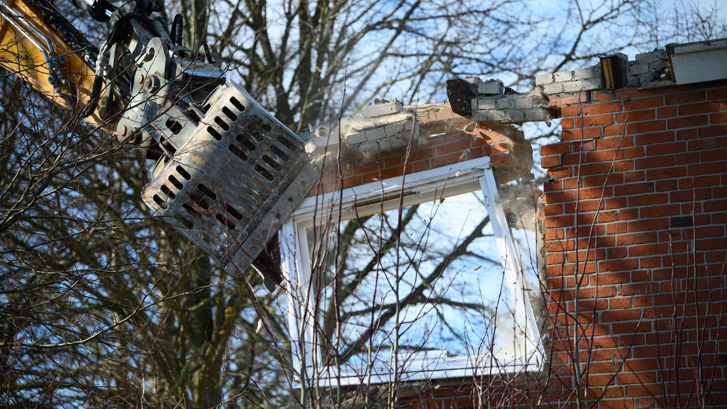 Seit Montagnachmittag laufen die Abrissarbeiten des Hauptgebäudes des Hauses Seeblick am Brodtener Steilufer in Travemünde. Foto