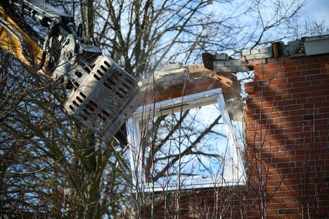 Seit Montagnachmittag laufen die Abrissarbeiten des Hauptgebäudes des Hauses Seeblick am Brodtener Steilufer in Travemünde. Foto
