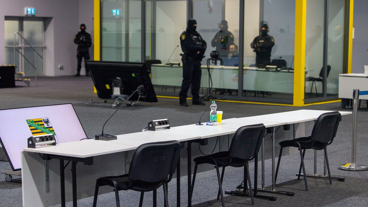 Auch am 21. Verhandlungstag saß der Angeklagte wieder in einer Glaskabine. (Archivbild) Foto: Klaus-Dietmar Gabbert/dpa