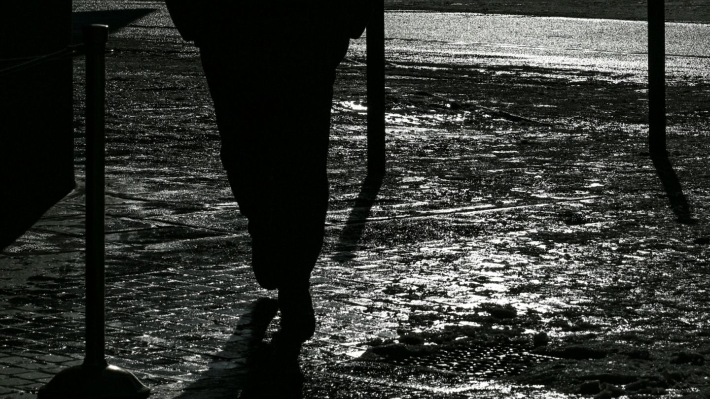 Fußgänger auf Kopfsteinpflaster