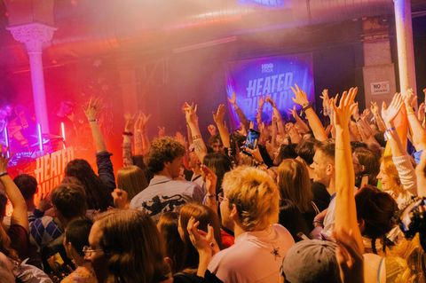 Menschen feiern auf einer Premierenparty den Start der Serie Heated Rivalry