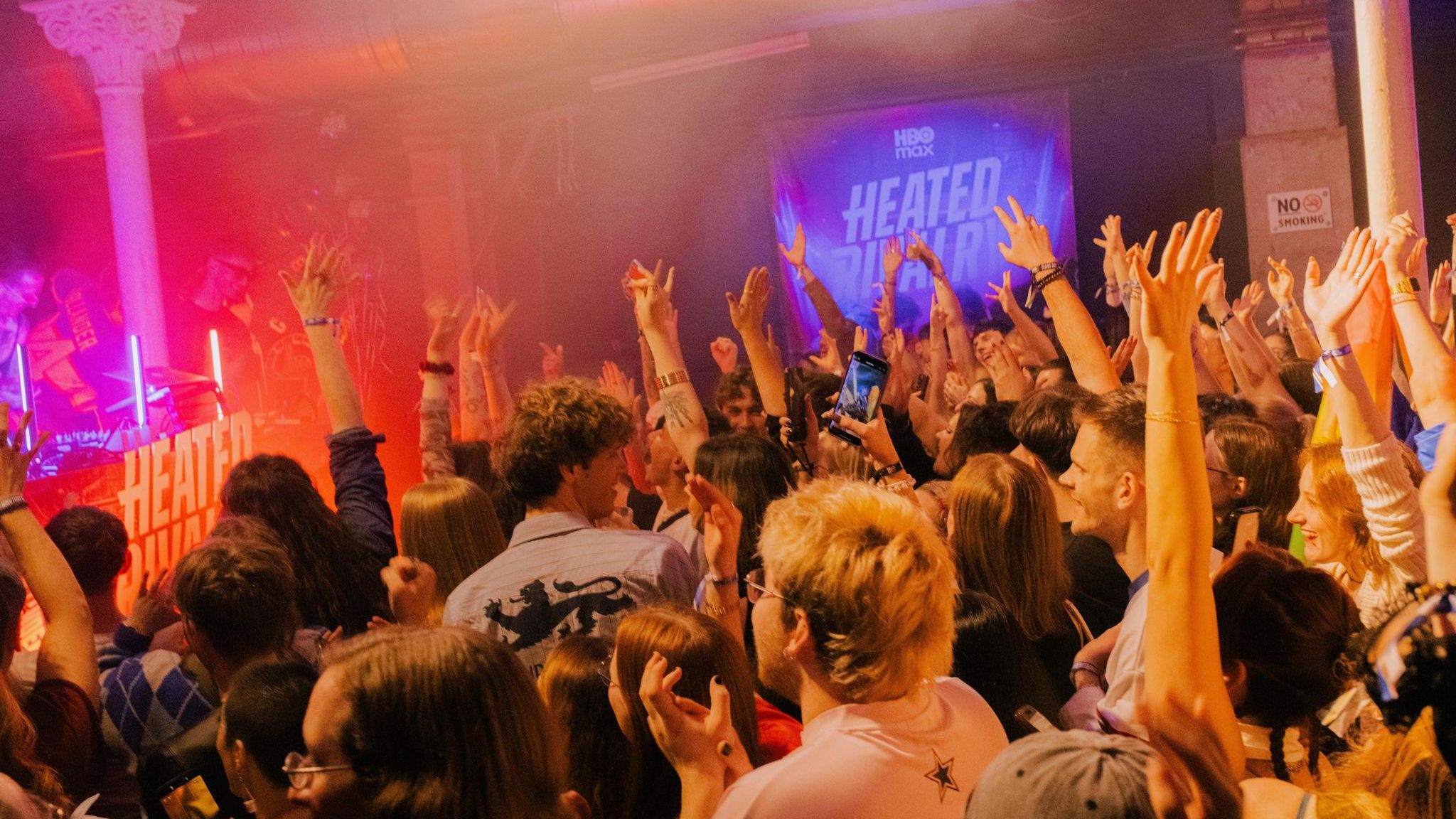 Menschen feiern auf einer Premierenparty den Start der Serie Heated Rivalry