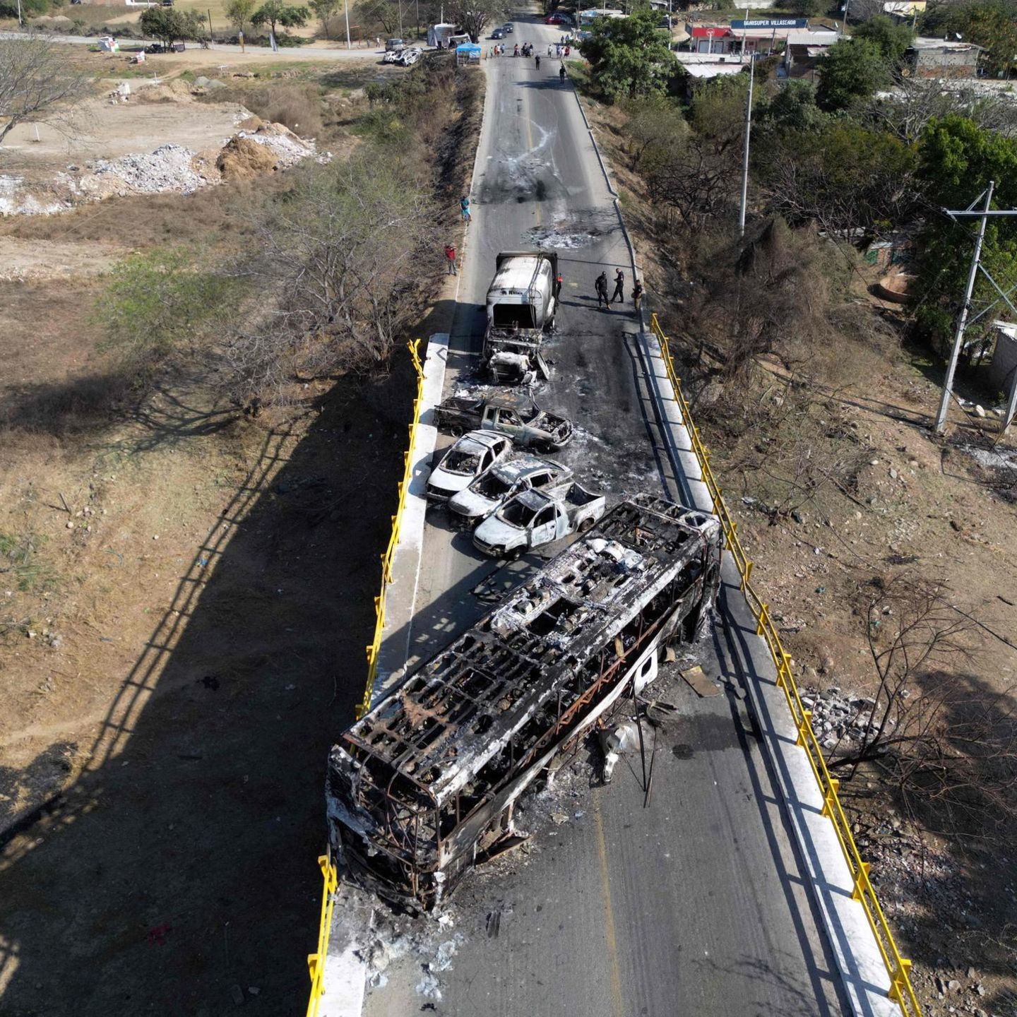 Ausgebrannter Bus und Autos in Mexiko