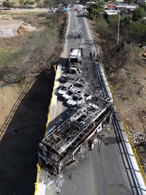 Ausgebrannter Bus und Autos in Mexiko
