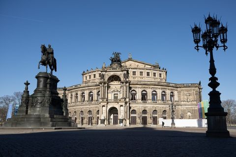 Die Semperoper hat für die neue Saison zehn Neuinszenierungen angekündigt. Foto: Sebastian Kahnert/dpa
