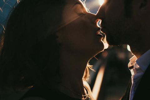Beziehung: Eine Frau und ein Mann küssen sich