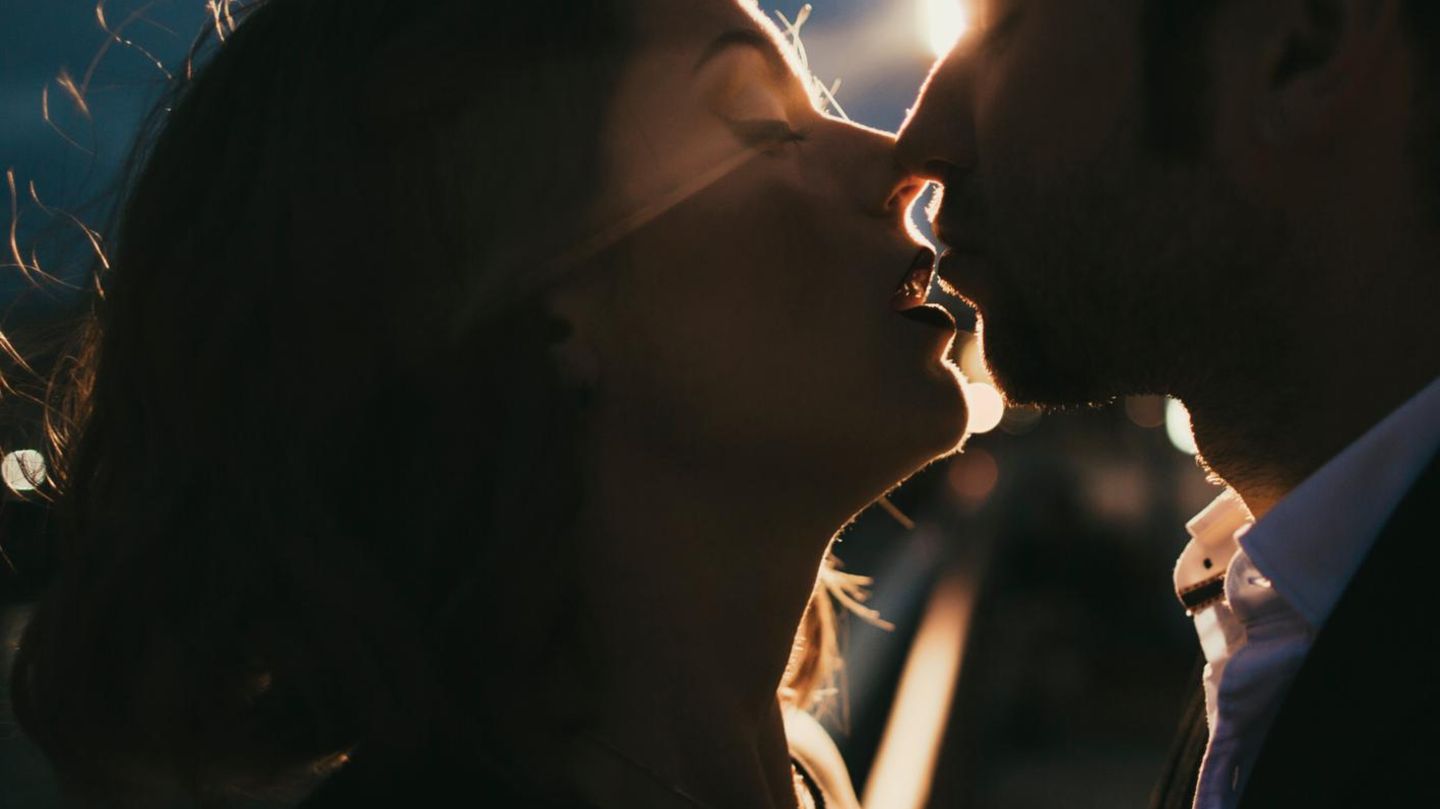 J. Peirano: Der geheime Code der Liebe: Sie knutschte mit dem Chef – sind nun Beziehung und Karriere verbaut?