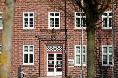 Das Finanzamt in Schleswig stammt aus der NS-Zeit. Foto: Frank Molter/dpa