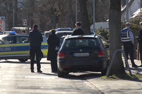 In einem Wohnhaus in Bramsche fanden Polizisten einen toten Mann und konnten eine schwerverletzte Frau auch nicht mehr retten. F