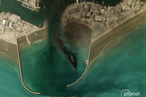 Brennendes Schiff im Hafen von Bandar Abbas an der Straße von Hormus