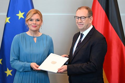 Der Wehrbeauftragte übergibt den Jahresbericht 2025. Foto: Elisa Schu/dpa