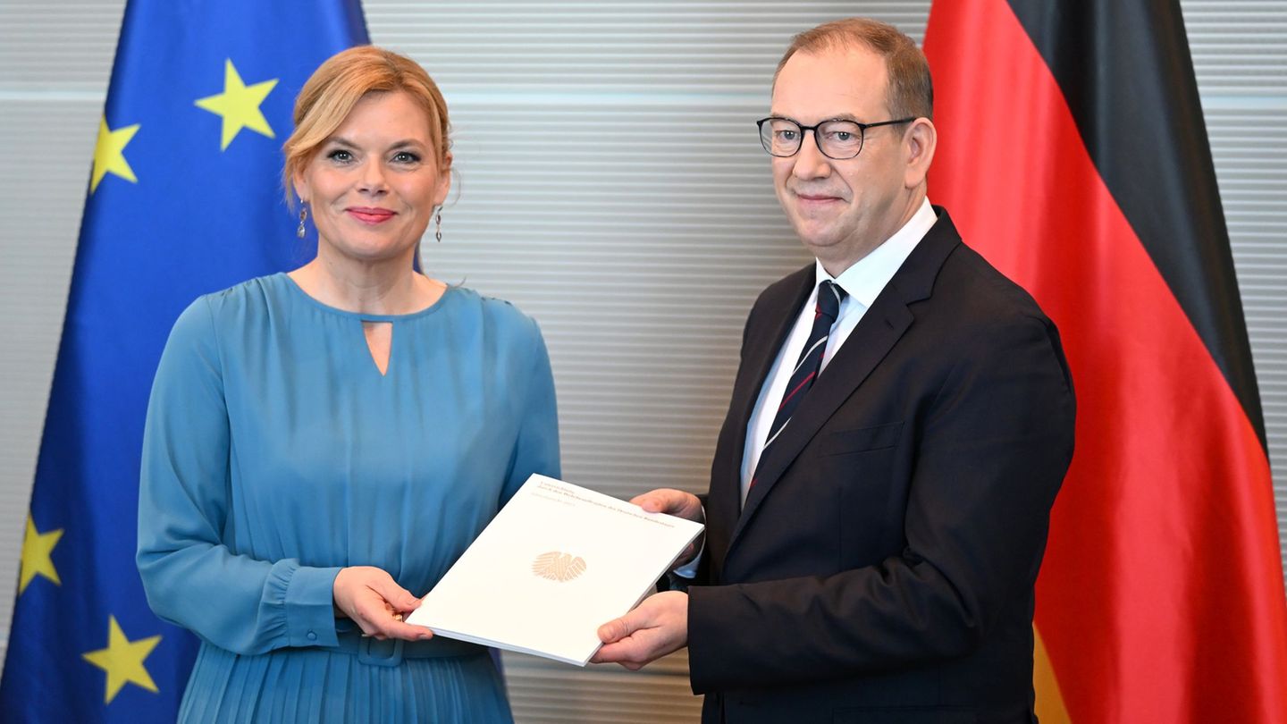 Der Wehrbeauftragte übergibt den Jahresbericht 2025. Foto: Elisa Schu/dpa