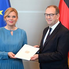 Der Wehrbeauftragte übergibt den Jahresbericht 2025. Foto: Elisa Schu/dpa