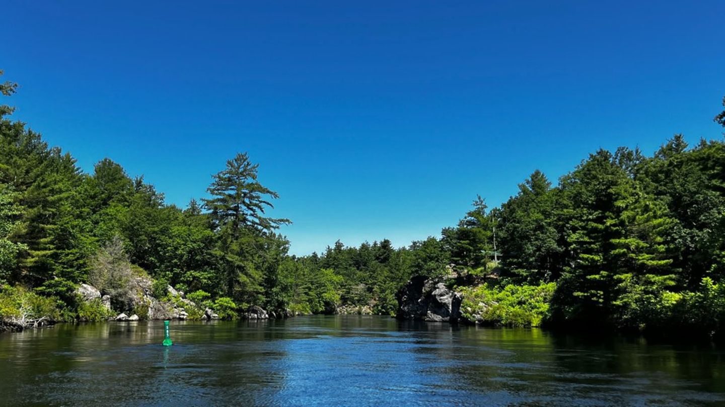 Direkt am malerischen Lake Muskoka, Kanada, gelegen können "Heated Rivalry"-Fans nun noch tiefer in ihre Lieblingsserie eintau
