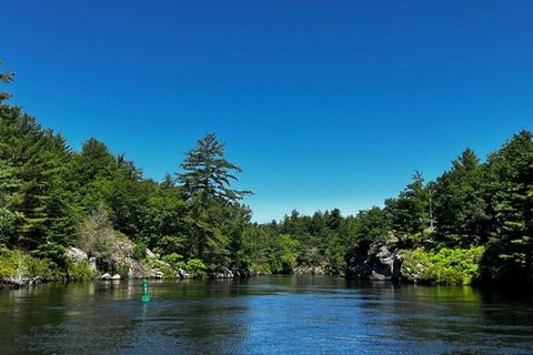 Direkt am malerischen Lake Muskoka, Kanada, gelegen können "Heated Rivalry"-Fans nun noch tiefer in ihre Lieblingsserie eintau