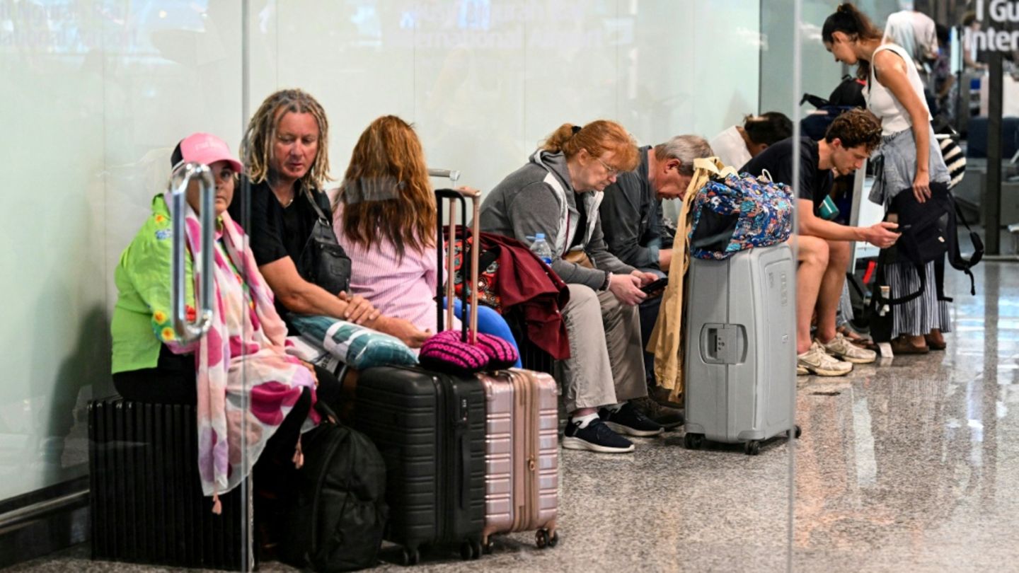 Fluggäste am internationalen Flughafen von Denpasar