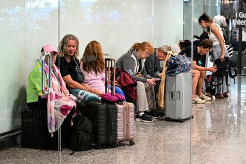 Fluggäste am internationalen Flughafen von Denpasar
